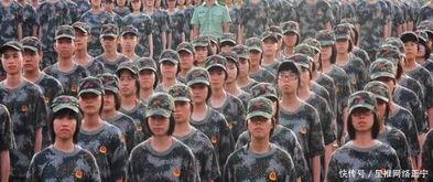 军训吃瓜被校长,校长神回复，吃瓜事件成校园笑谈  第1张