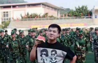 军训吃瓜被校长,校长神回复，吃瓜事件成校园笑谈  第3张