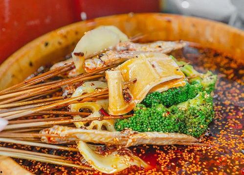 钵钵鸡吃瓜,夏日消暑美食新风尚