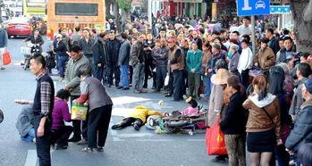 男子围观吃瓜视频,揭秘网络围观现象背后的心理奥秘